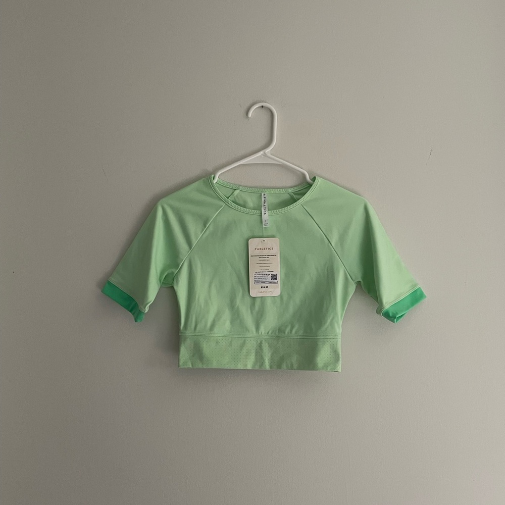 Fabletics Green Women's Crop Top with Colorblock Sleeves. Size Small. - Picture 3 of 7